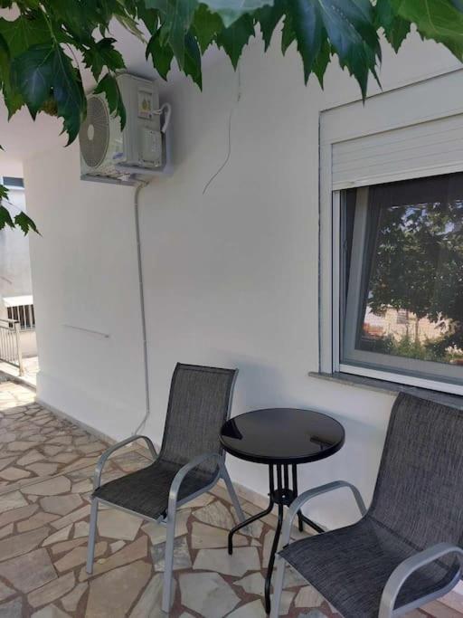 Studio Με Όλες Τις Ανέσεις Vétrina Exteriör bild