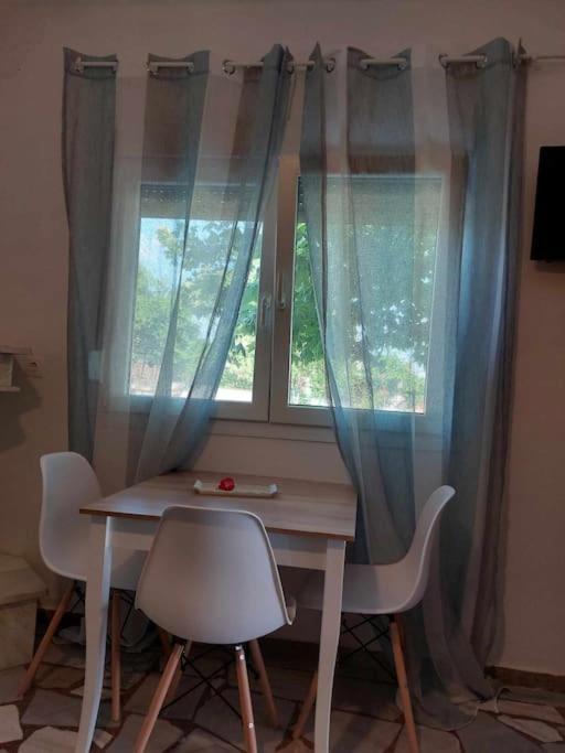 Studio Με Όλες Τις Ανέσεις Vétrina Exteriör bild