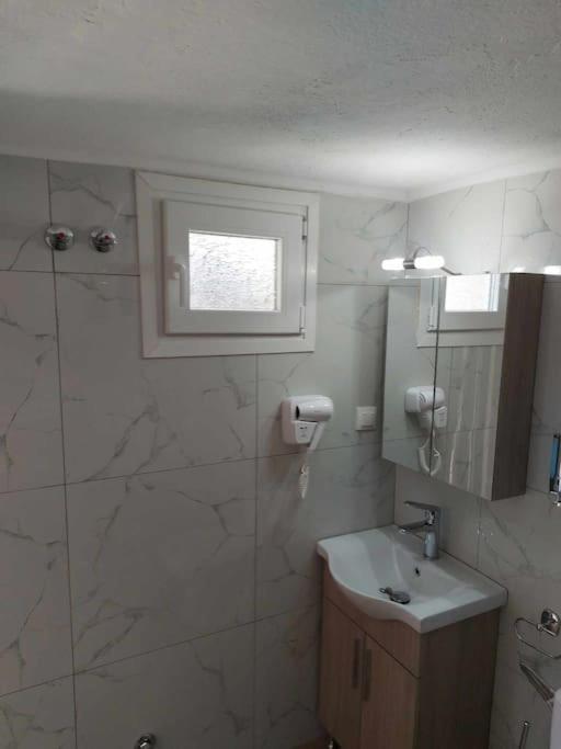 Studio Με Όλες Τις Ανέσεις Vétrina Exteriör bild