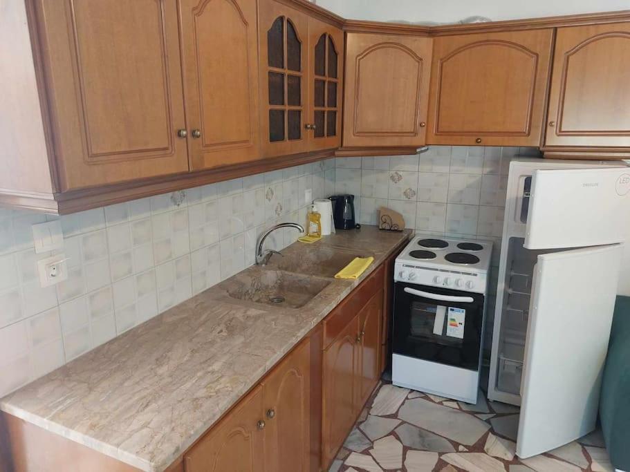 Studio Με Όλες Τις Ανέσεις Vétrina Exteriör bild